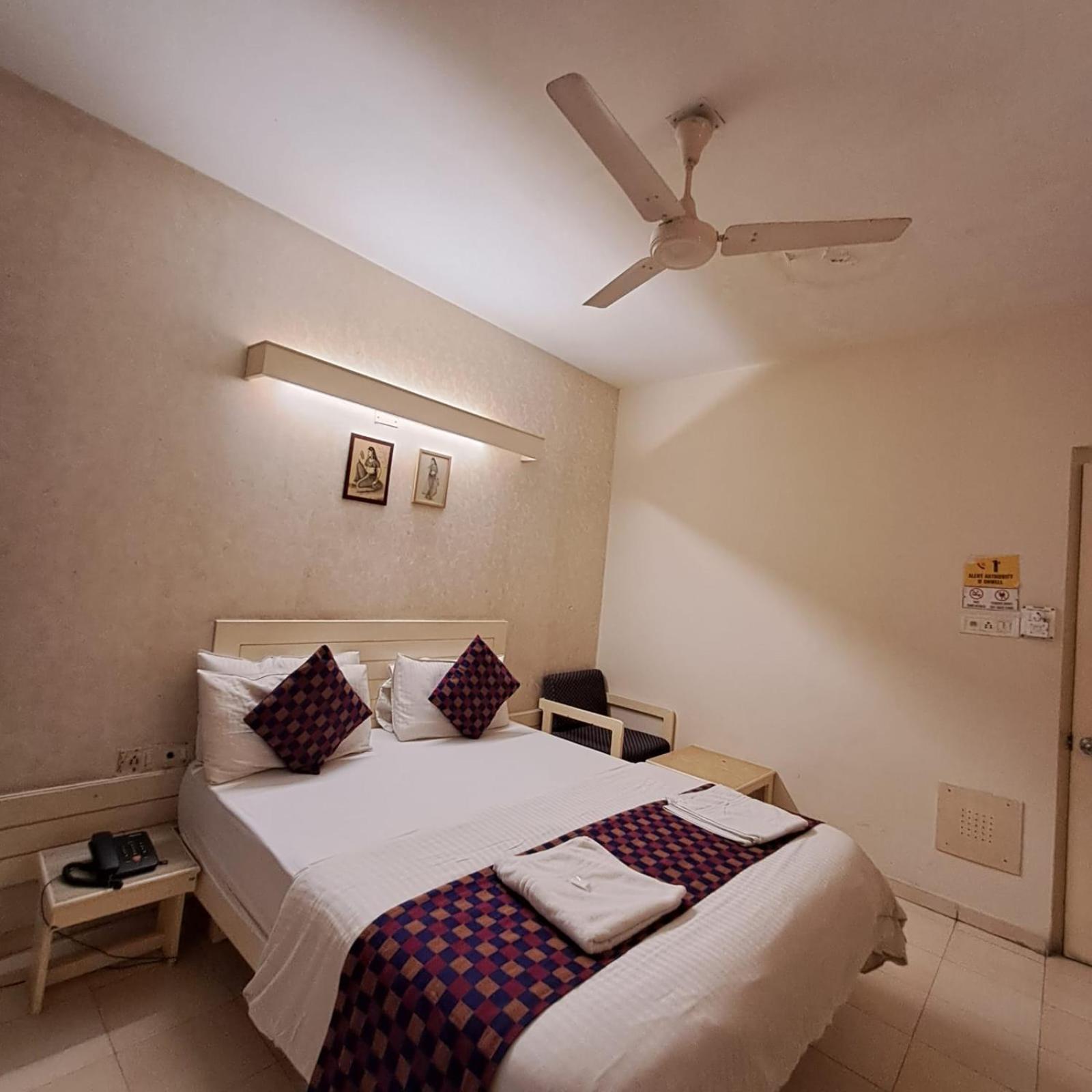 Hotel Tulsi Vadodara Eksteriør billede