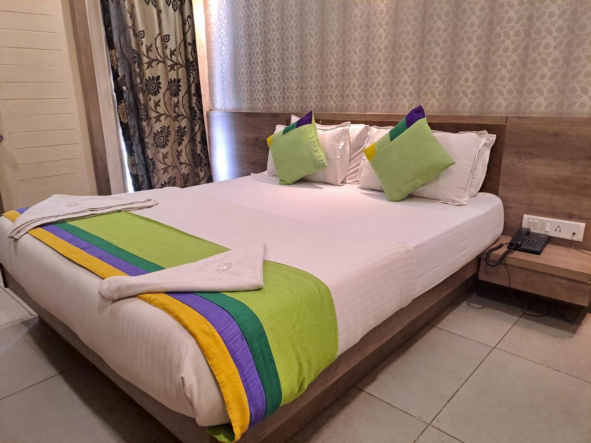 Hotel Tulsi Vadodara Eksteriør billede