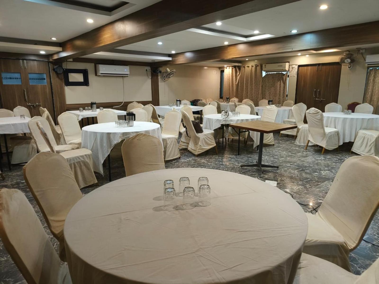 Hotel Tulsi Vadodara Eksteriør billede